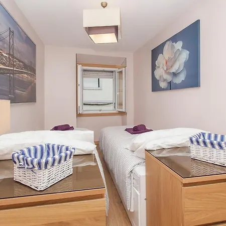 Principe Real 2 Bedrooms 2 Bathrooms, Air-con, Wi-fi, 1st Floor Apartment