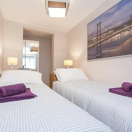 Principe Real 2 Bedrooms 2 Bathrooms, Air-con, Wi-fi, 1st Floor Apartment *